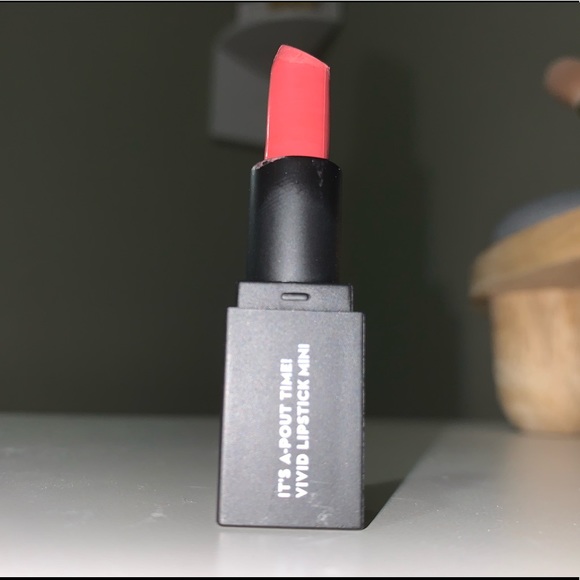 Red lipstick - Picture 3 of 4